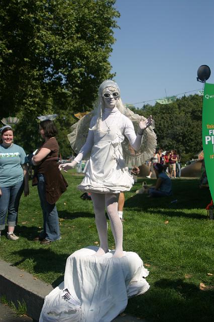 003 078.jpg - A lady pretending to be a statue